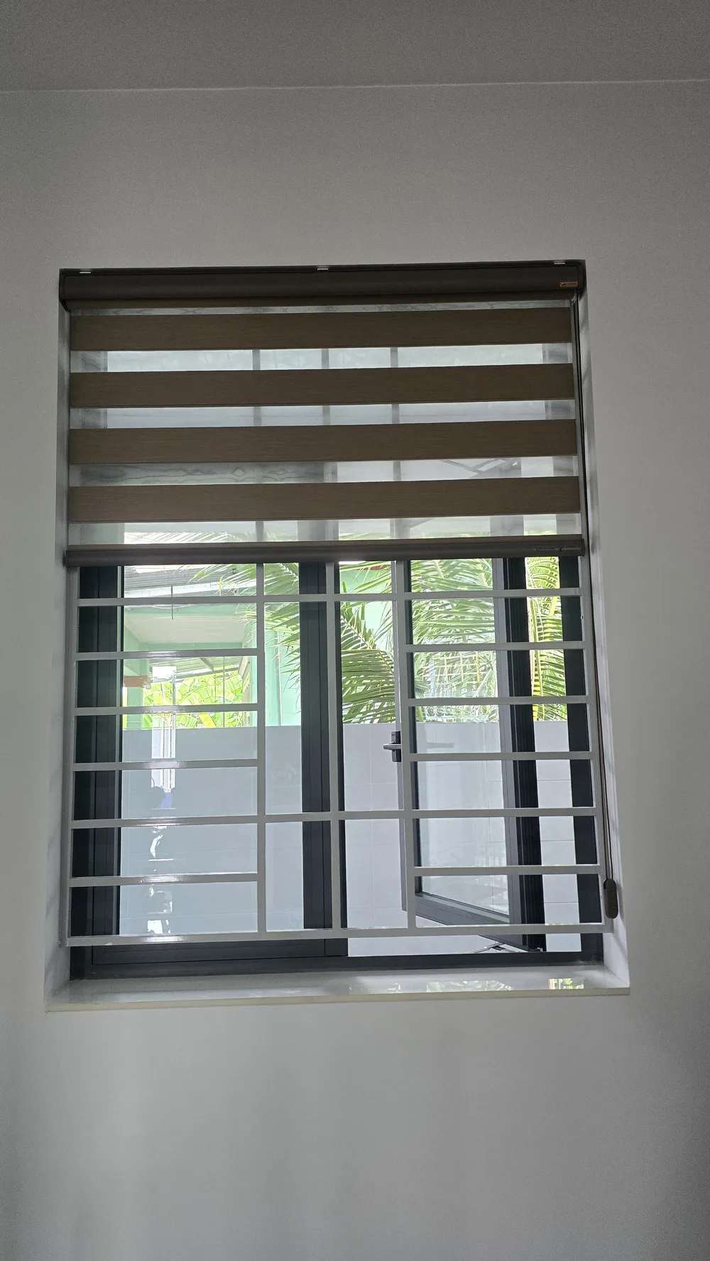 联排住宅卧室窗户安装的棕白配色斑马帘